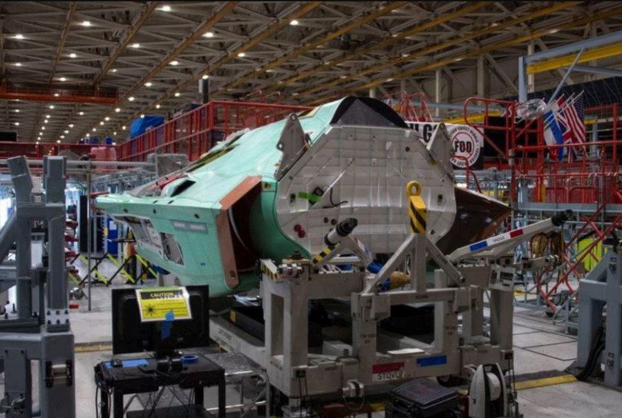 Montaje del fuselaje central de un F 35. Foto Northrop Grumman