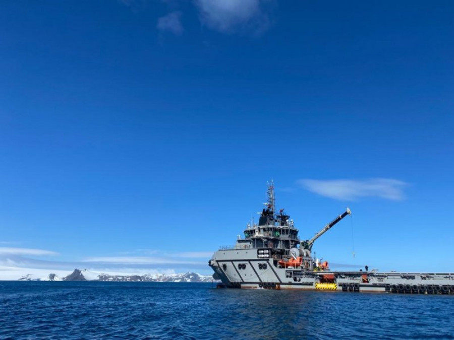 ATF 65 Janequeo en la Antártica foto Armada de Chile