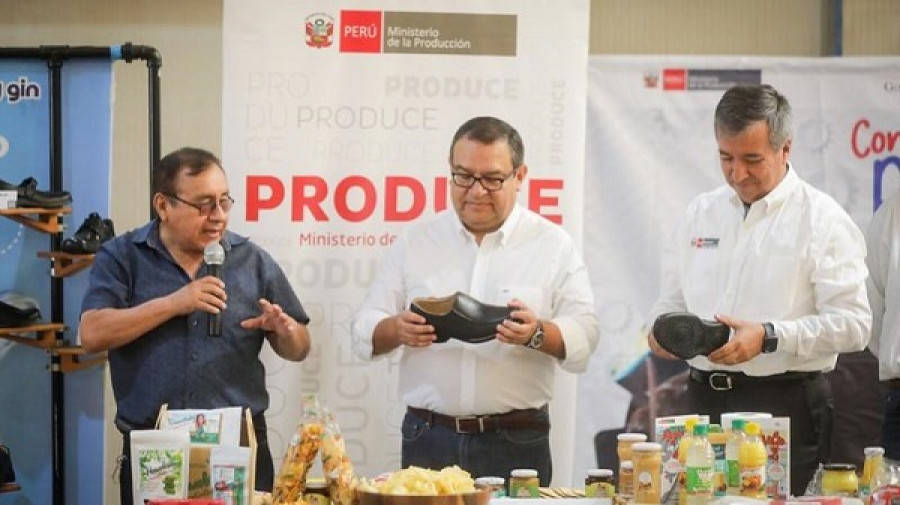 PremierOtralora MinProduce RaulPerezReyes InspeccionanCalzadoMYPES feb2023 UniformesPNP Produce