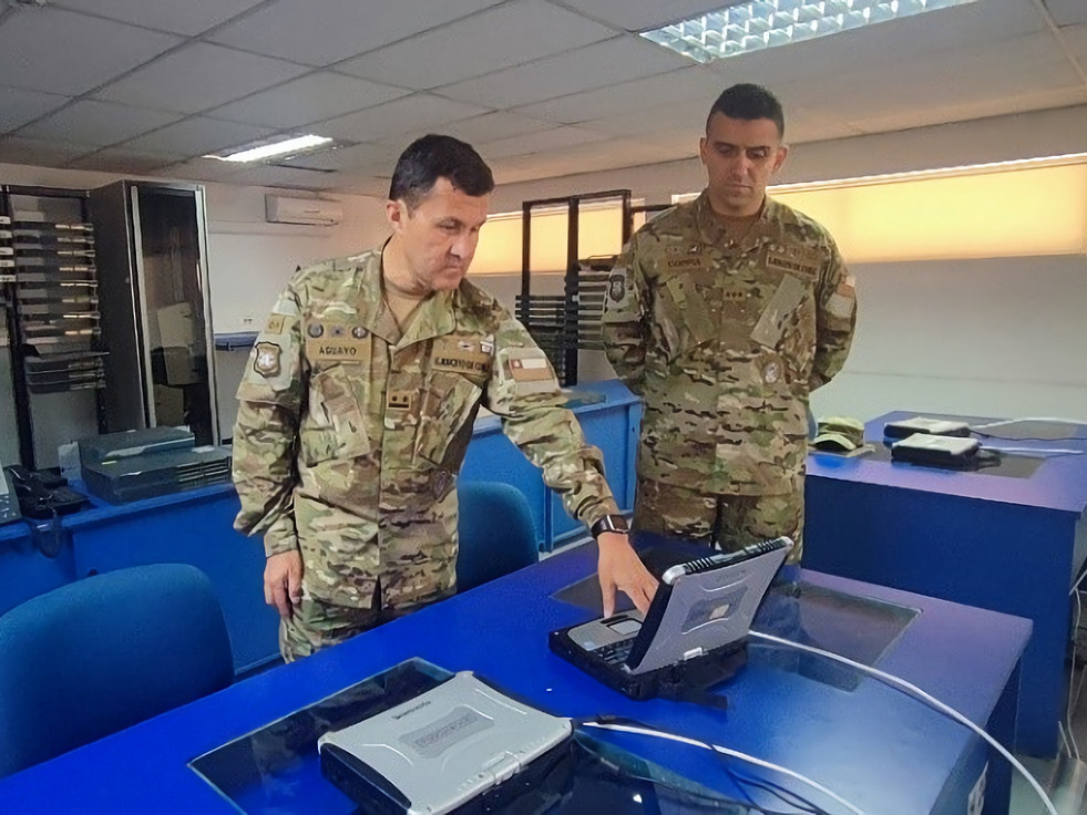 Teniente coronel Santiago Aguayo y capitu00e1n Juan Coppia en la Escuela de Telecomunicaciones Foto Eju00e9rcito de Chile