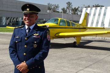 Capitán segundo piloto aviador Gustavo de Jesús Ávila Lozano, instructor de vuelo en la Escuela Militar de Aviación   Foto José Quevedo