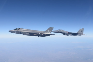 Un F 35 de Cuerpo de Marines de EEUU volando junto a un F 15SG de la RSAF. Foto Ministerio de Defensa de Singapur