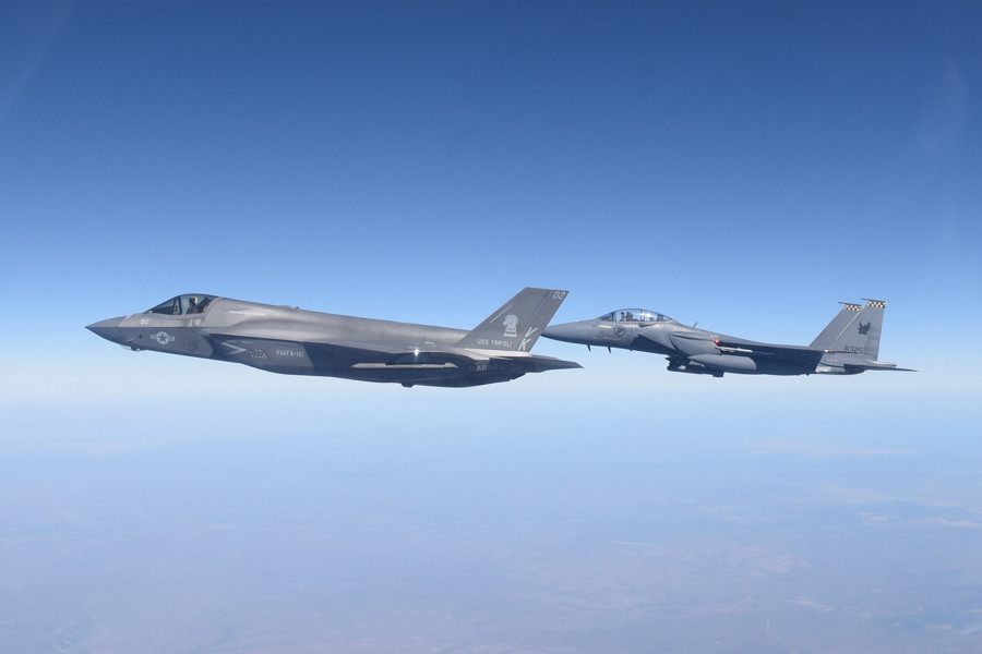 Un F 35 de Cuerpo de Marines de EEUU volando junto a un F 15SG de la RSAF. Foto Ministerio de Defensa de Singapur