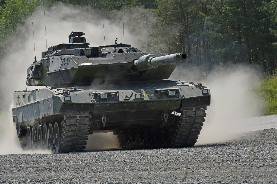 Carro de combate sueco Stridsvagn 122. Foto Wikiwand