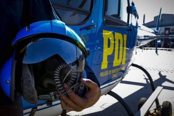 Piloto de la Bapol con casco de vuelo MSA Gallet Foto PDI de Chile