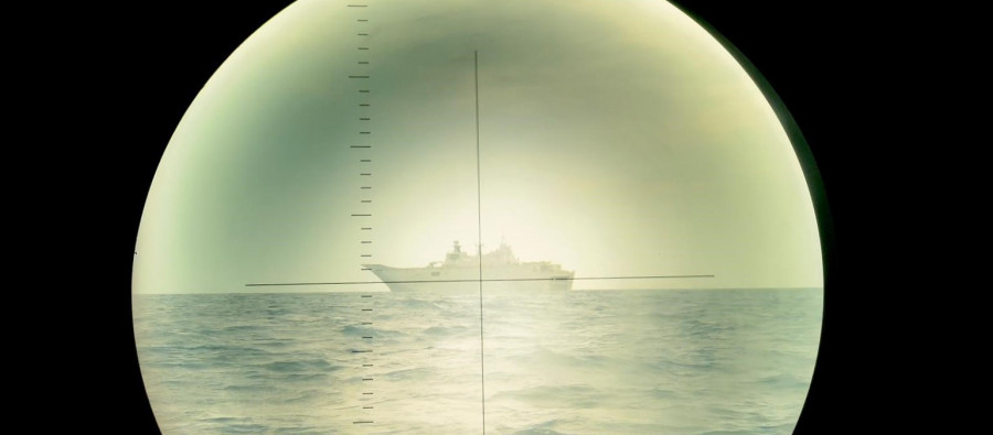Lhd juan carlos desde el periscopio del submarino tramontana