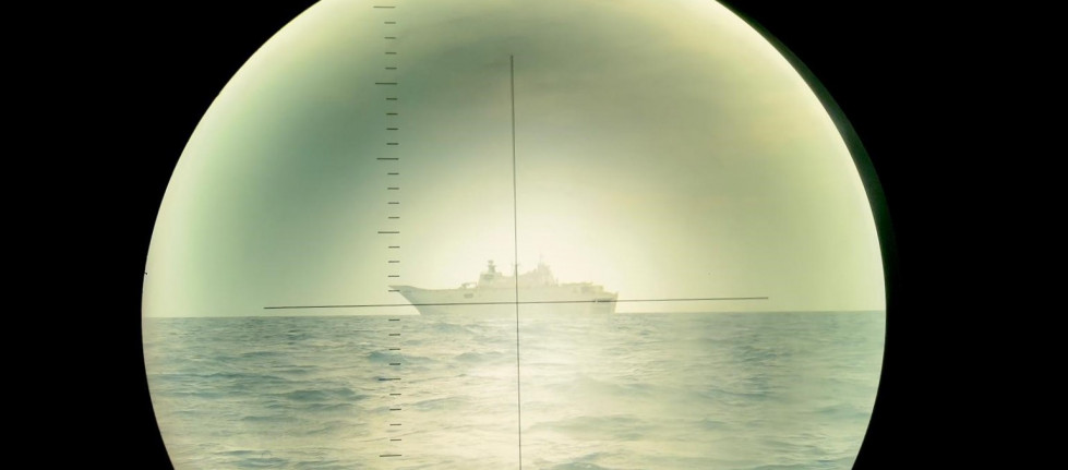 Lhd juan carlos desde el periscopio del submarino tramontana