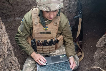 Militar ucraniano en una trinchero ministerio de defensa ucrania