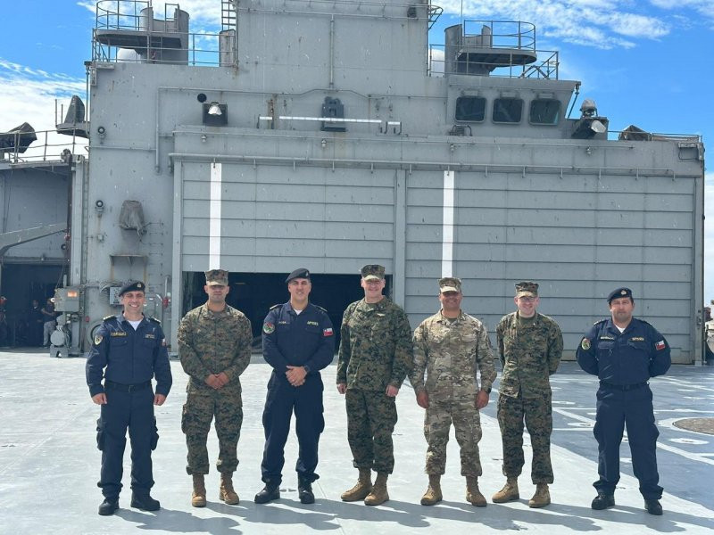 Visita del brigadier general  Simon M Doran al LSDH 91 Sargento Aldea Foto Armada de Chile