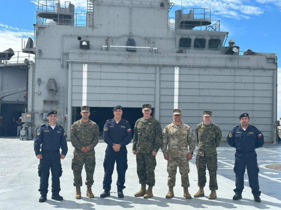 Visita del brigadier general  Simon M Doran al LSDH 91 Sargento Aldea Foto Armada de Chile