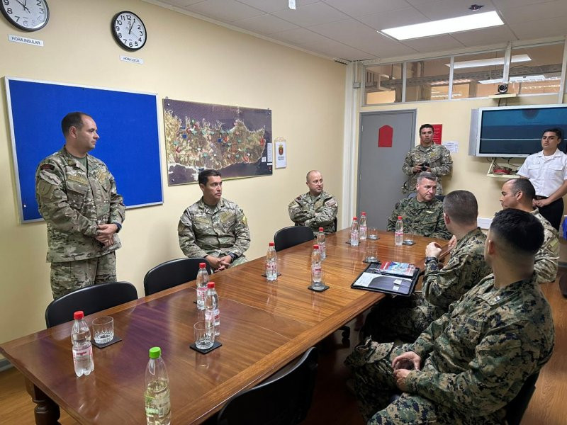 Brigadier Simon M Doran en su recorrido por unas de las unidades de la Iinfanteru00eda de Marina Foto Armada de Chile