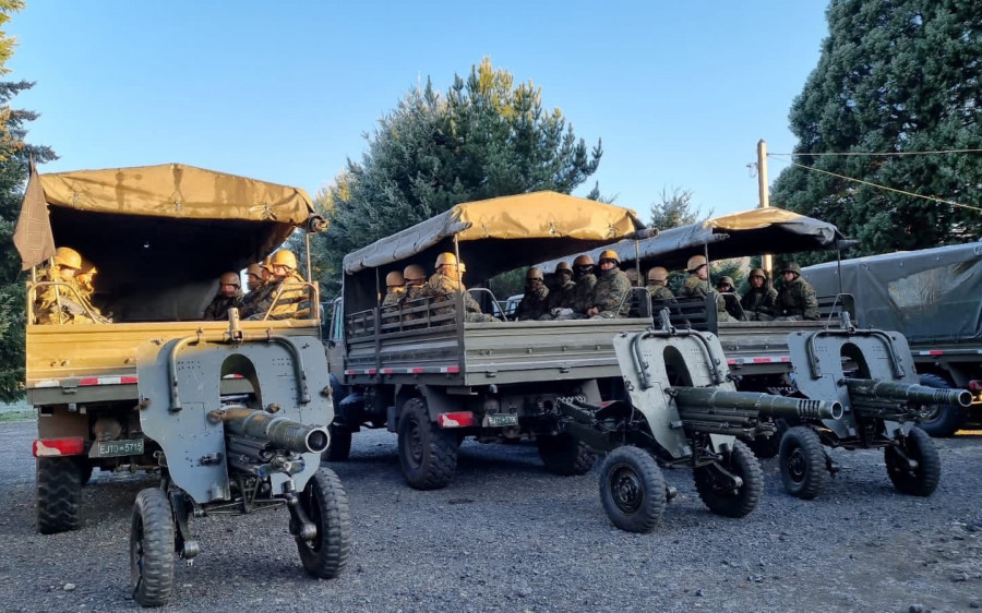 Camiones Unimog remolcando cañones Oto Melara M 56 de la Batería de Artillería de Montaña N 17 Urizar del Destacamento de Montaña N 8 Tucapel Foto Ejército de Chile