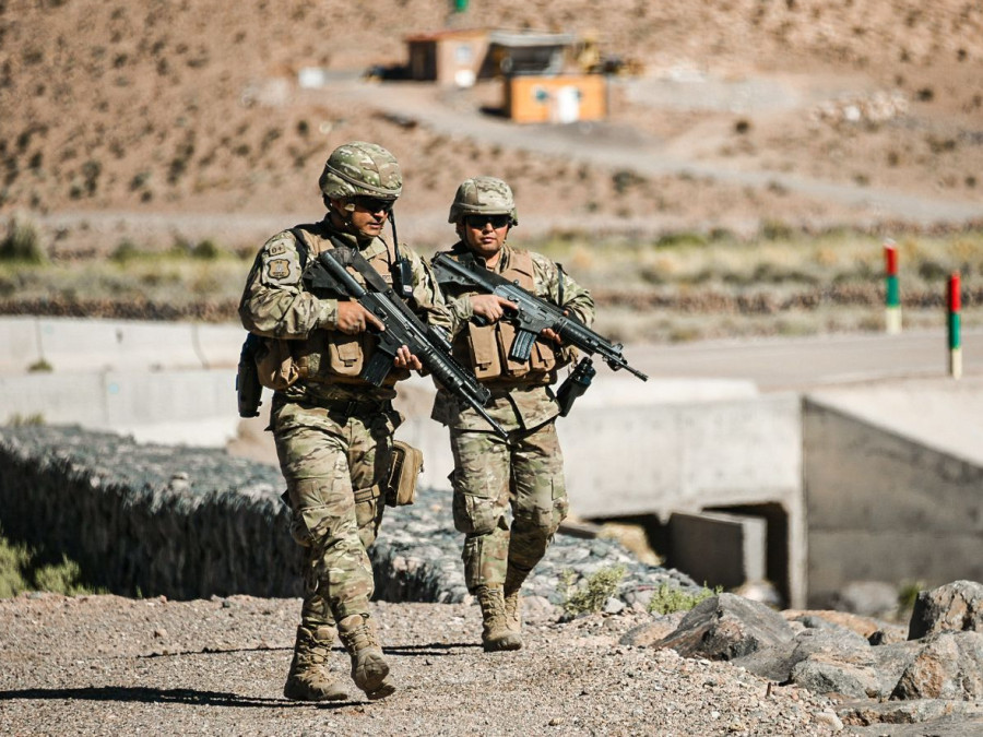 Efectivos de una Unidad Fundamental de Seguridad y de Control realizando patrullaje en el norte del país Foto Ejército de Chile