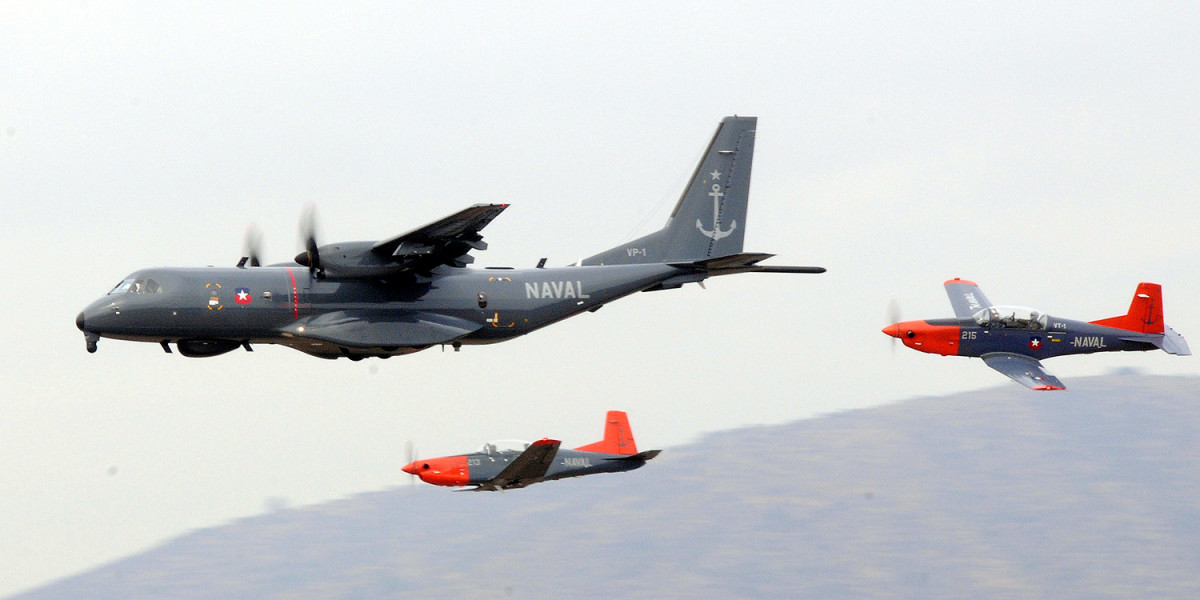 Airbus Defence & Space C295 y Pilatus PC 7 de la Aviaciu00f3n Naval Armada de Chile