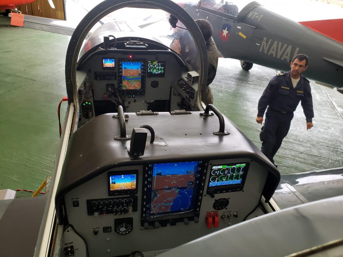 Nueva avionica digital en aviones Pilatus PC 7 Turbo Trainer Foto Avionics Services