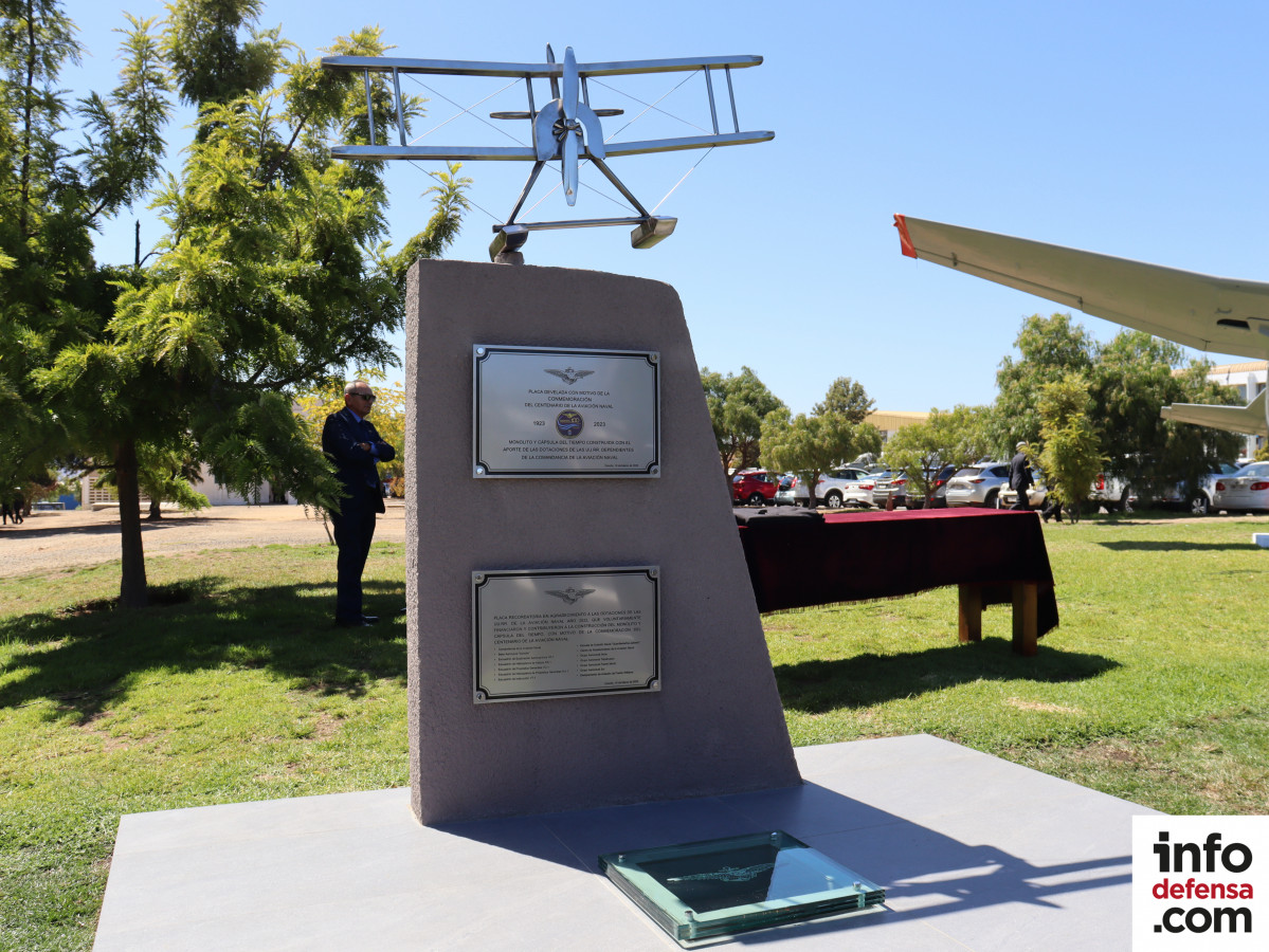 Monolito conmemorativo del centesimo aniversario de la Aviacion Naval de la Armada de Chile Foto Nicolas Garcia E