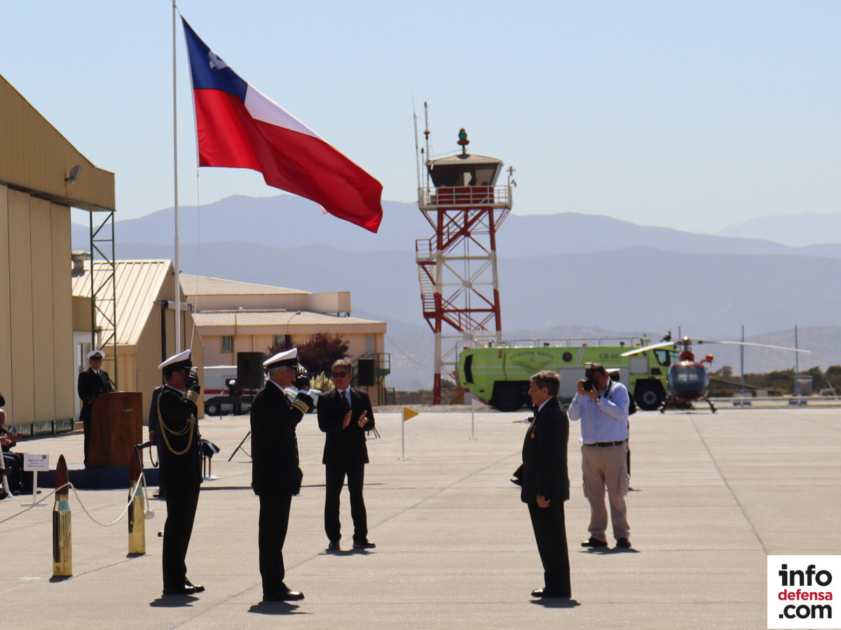 Entrega de reconocimiento al capitan de navio en retiro Carlos Acosta Ramirez por sus 78 anos de especialista en Aviacion Naval Foto Nicolas Garcia E