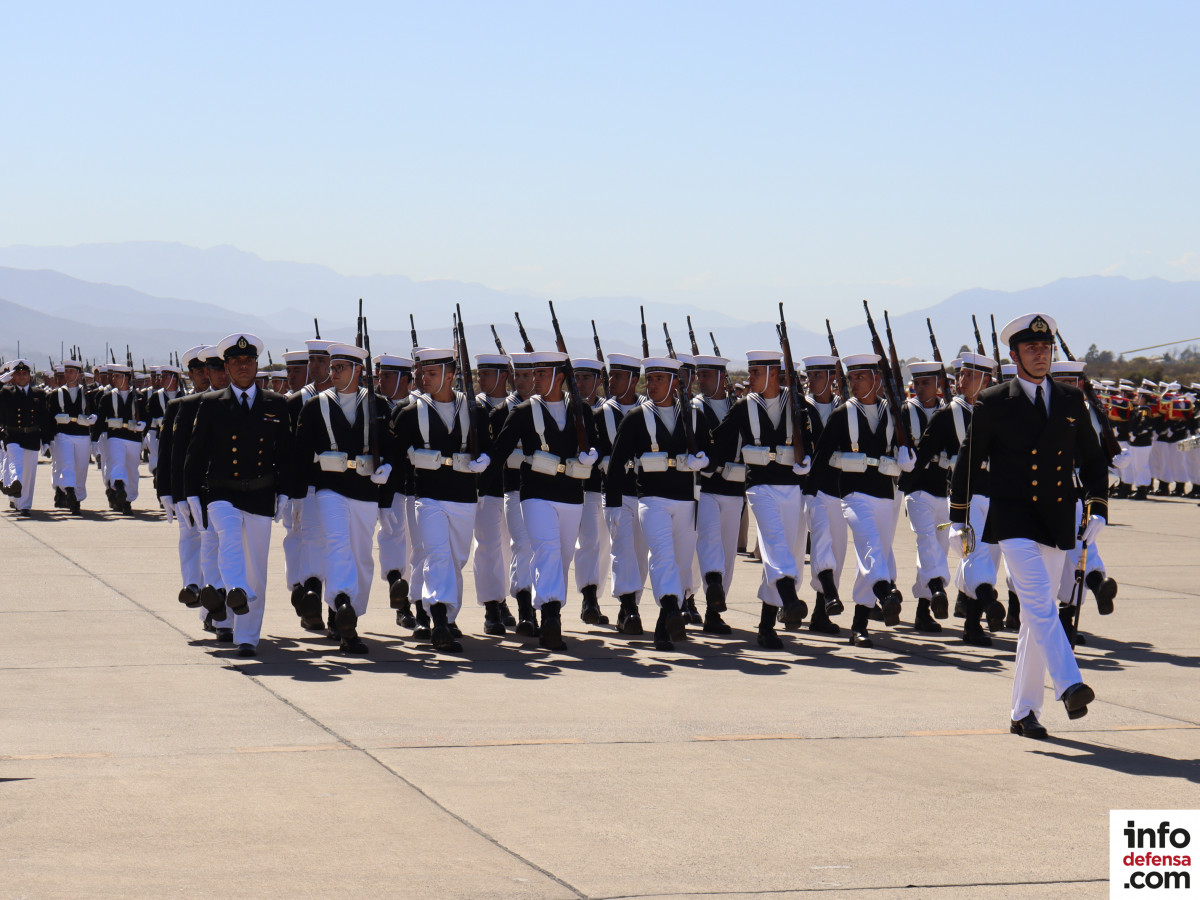 Desfile de una de las companias del Batallon de Presentacion de la Aviacion Naval Foto Nicolas Garcia E
