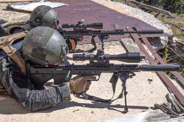 Operador con fusil de francotirador SRS A2 Covert Foto Desert Tech
