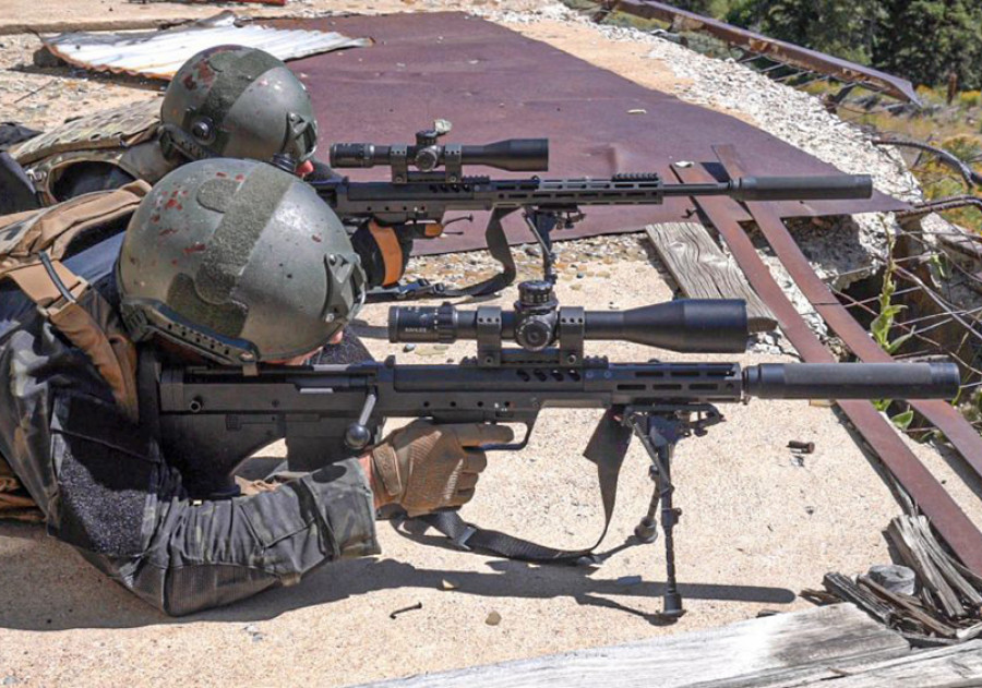 Operador con fusil de francotirador SRS A2 Covert Foto Desert Tech