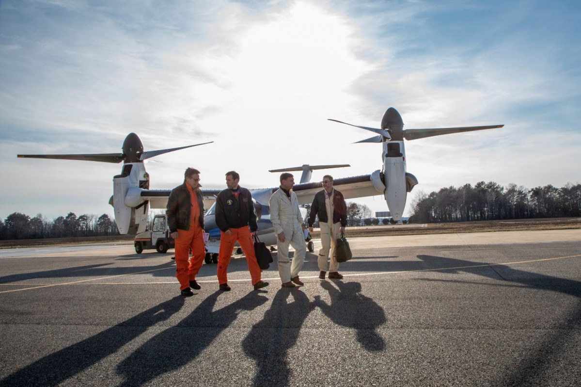 Tripulaciu00f3n e la AESA ante el convertiplano AW609. Foto Leonardo