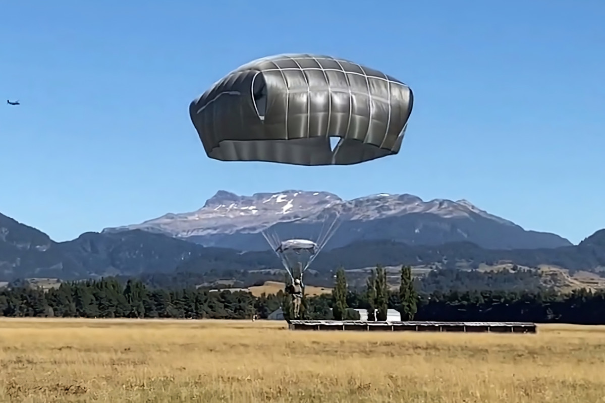 Certificación de paracaidistas de la IV División con el paracaídas T 11 Imagen Ejército de Chile