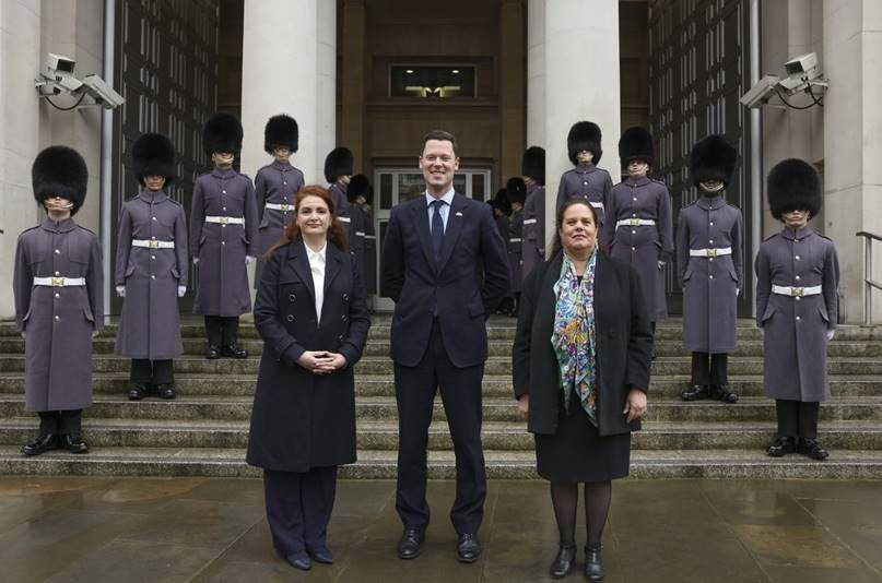 La ministra Fernández derecha junto a la embajadora Susana Herrera y el ministro Chalk Foto Ministerio de Defensa de Chile