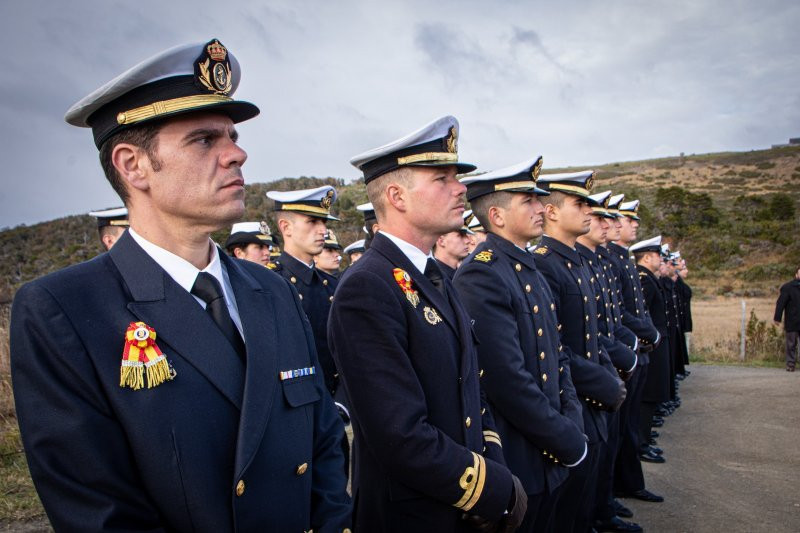 Integrantes del buque escuela Juan Sebastiu00e1n de Elcano en la eremonia de conmemoraciu00f3n de la fundaciu00f3n de la ciudad Rey Felipe Foto Armada de Chile