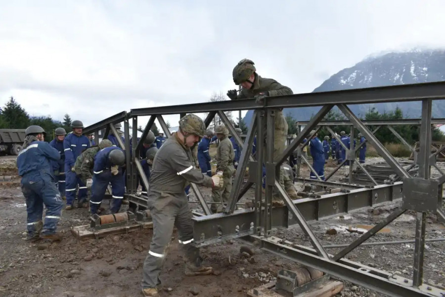 Montaje de puente Bailey doble doble en  el Regimiento Aysén Foto Ejército de Chile
