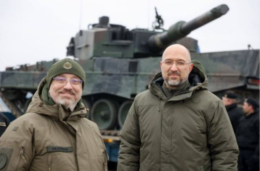 El ministro de Defensa y el primer ministro ucraniano junto a los primeros Leopard 2A4 recibidos. Ministerio de Defensa de Ucrania