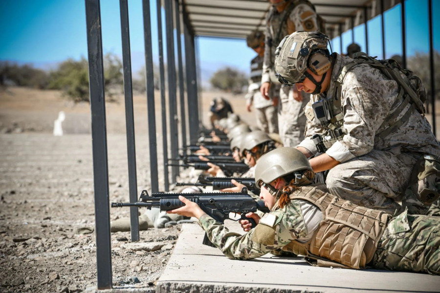Postulantes a soldado de tropa profesional en instrucción de fusil Galil ACE 22 NC Foto Ejército de Chile