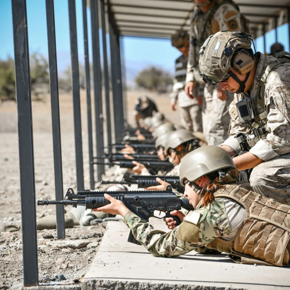 Postulantes a soldado de tropa profesional en instrucción de fusil Galil ACE 22 NC Foto Ejército de Chile