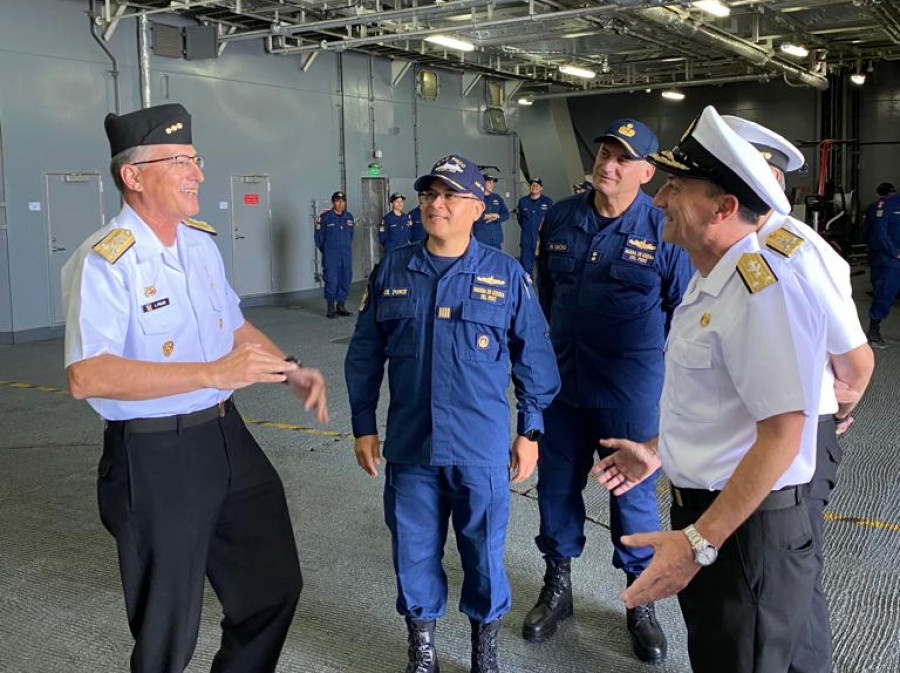 El vicealmirante Marcic en el BAP Pisco Foto Armada de Chile