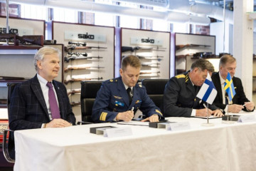 Firma del acuerdo marco de Suecia y Finlandia para la compra conjunta de armas a Sako. Foto Sako