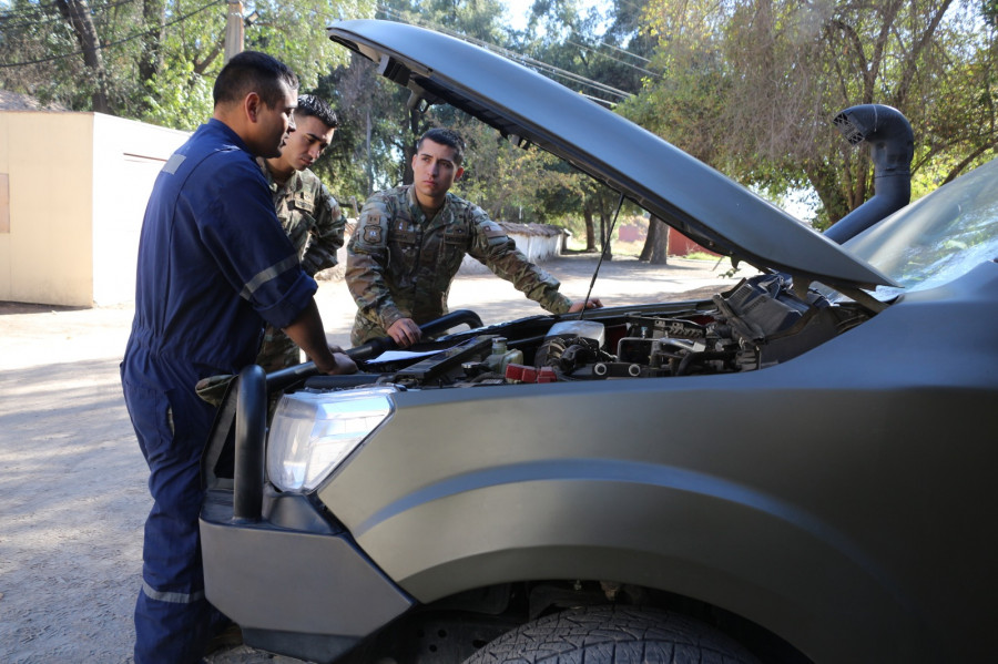 Mantenimiento de camioneta Nissan NP300 Navara Foto Ejército de Chile