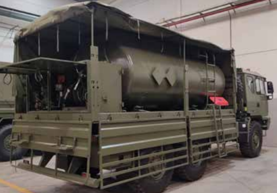 Camion cisterna con sistema de enmascaramiento del ejercito