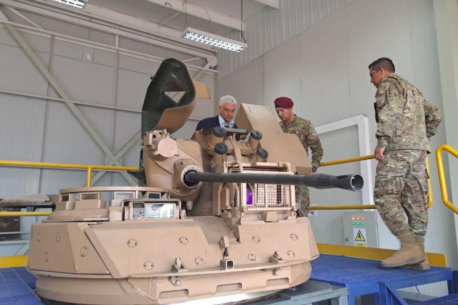 El subsecretario Barrueto conoce una torreta de entrenamiento de carro Marder 1A3 del Cecombac Foto Subsecretaría de Defensa de Chile