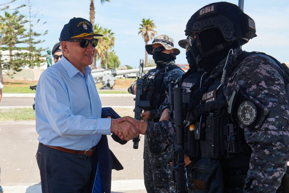 El subsecretario Barrueto junto a efectivos del Grupo de Respuesta Inmediata de la Cuarta Zona Naval Foto Subsecretaru00eda de Defensa de Chile