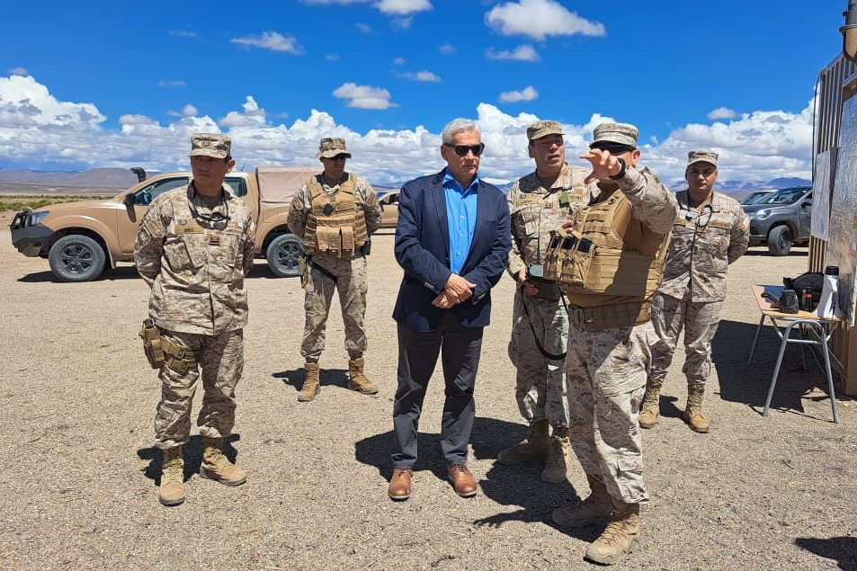 El subsecretario Barrueto junto a efectivos del Eju00e9rcito en uno de los puestos de observaciu00f3n fronteriza implementados en el altiplano de Tarapacu00e1 Foto Subsecretaru00eda de Defensa de Chile