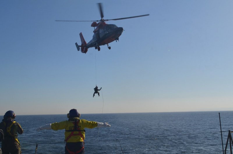 Descenso de un efectivo empleando la maniobra Hi Line en el OPV 81 Piloto Pardo Foto Armada de Chile