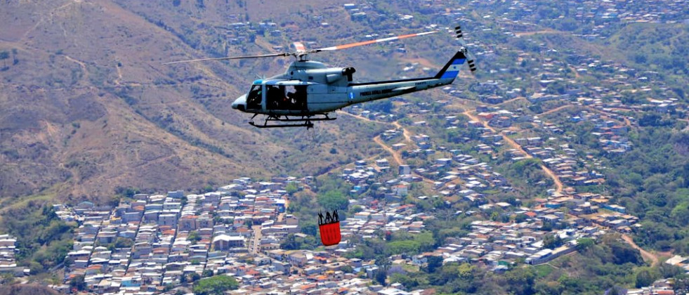 Fuerza Aérea Hondureña apoya extinción de incendio con un helicóptero Bell 412