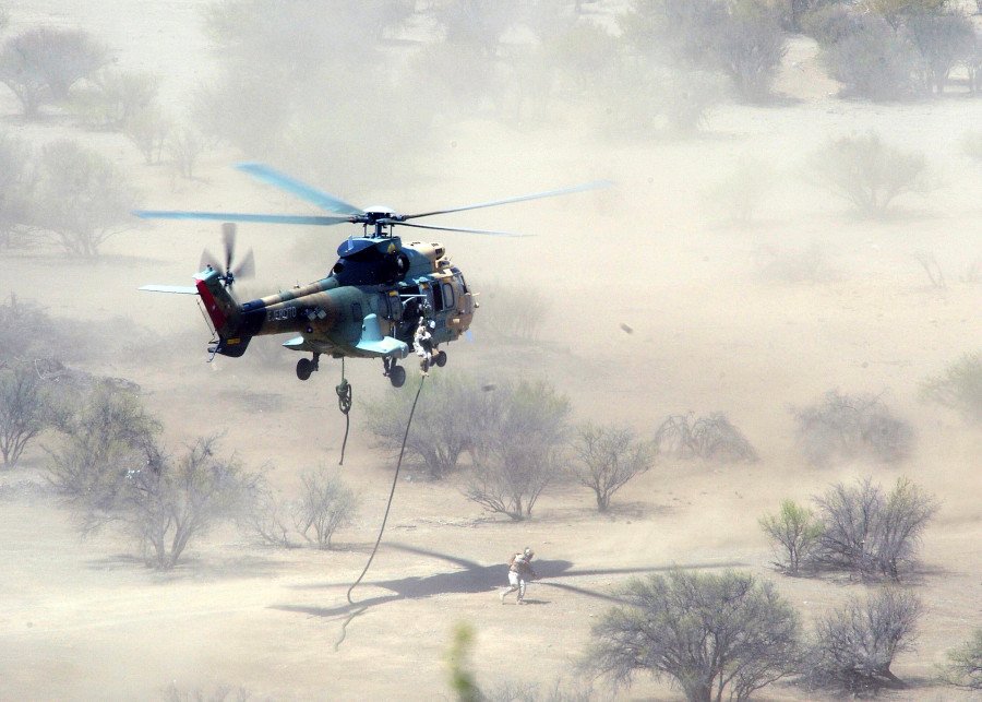 Despliegue de efectivos desde un helicóptero de asalto Airbus AS532 AL Cougar Foto Ejército de Chile