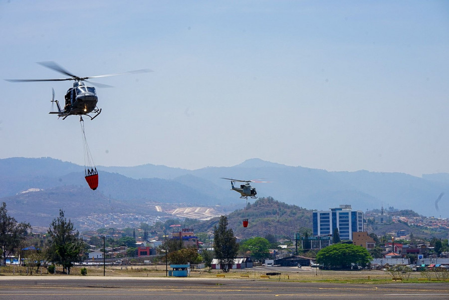 Helicópteros Bell 412 de la FAH en labores de extinción de incendios forestales