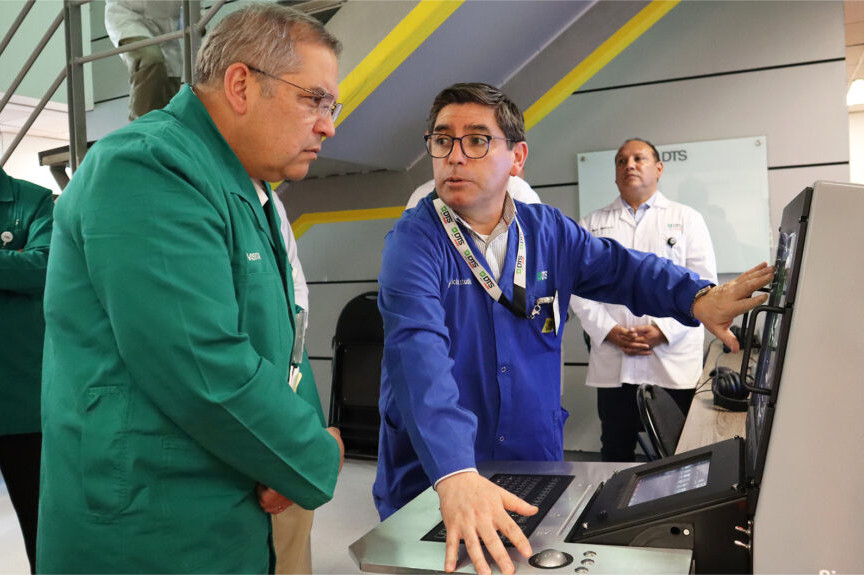 El contraalmirante Rodrigo Peñaranda en la demostración tecnológica de sistemas Foto DTS