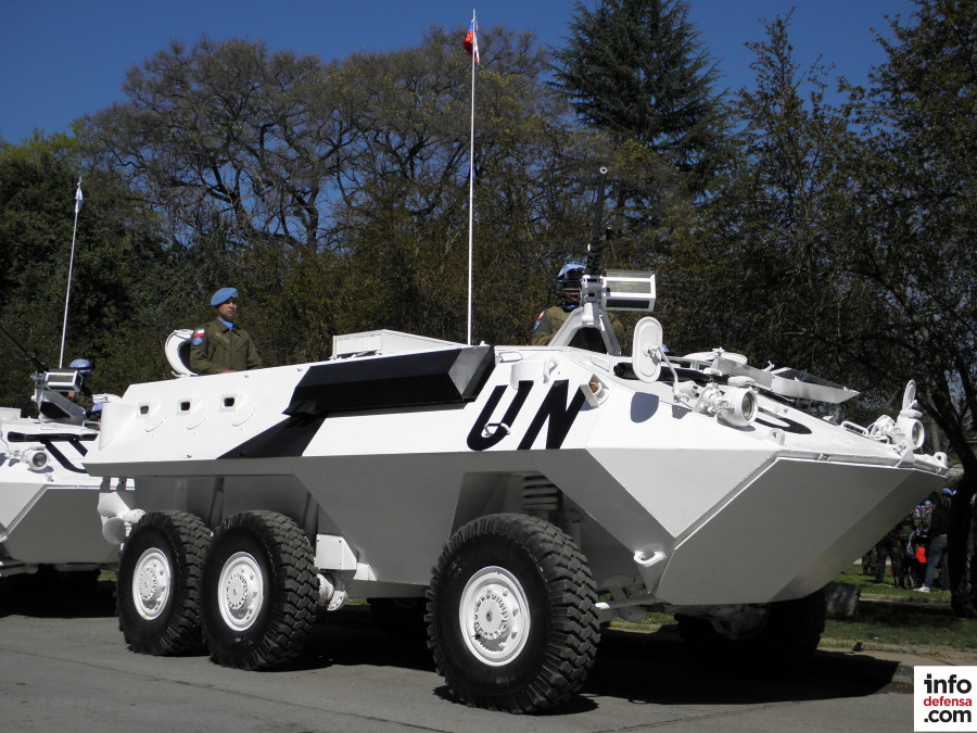 Carro Mowag Famae Piraña 6x6 del Ejército de Chile asignado a la FPC Cruz del Sur en la Gran Parada Militar 2010 Foto Nicolás García E