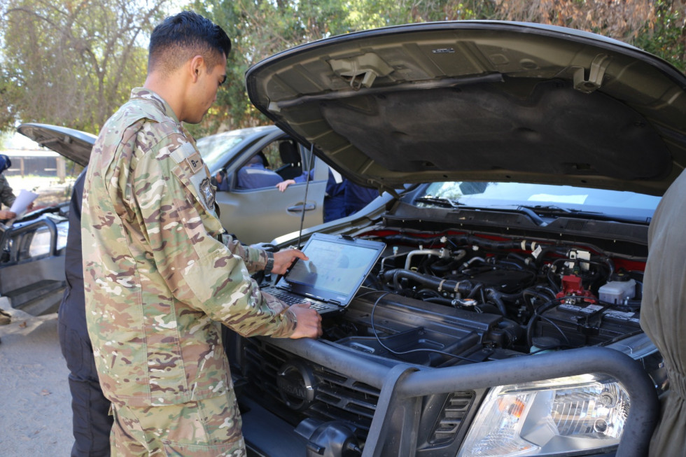 Capacitación en mantenimiento a camionetas Nissan Navara NP300 4x4 Foto Ejército de Chile