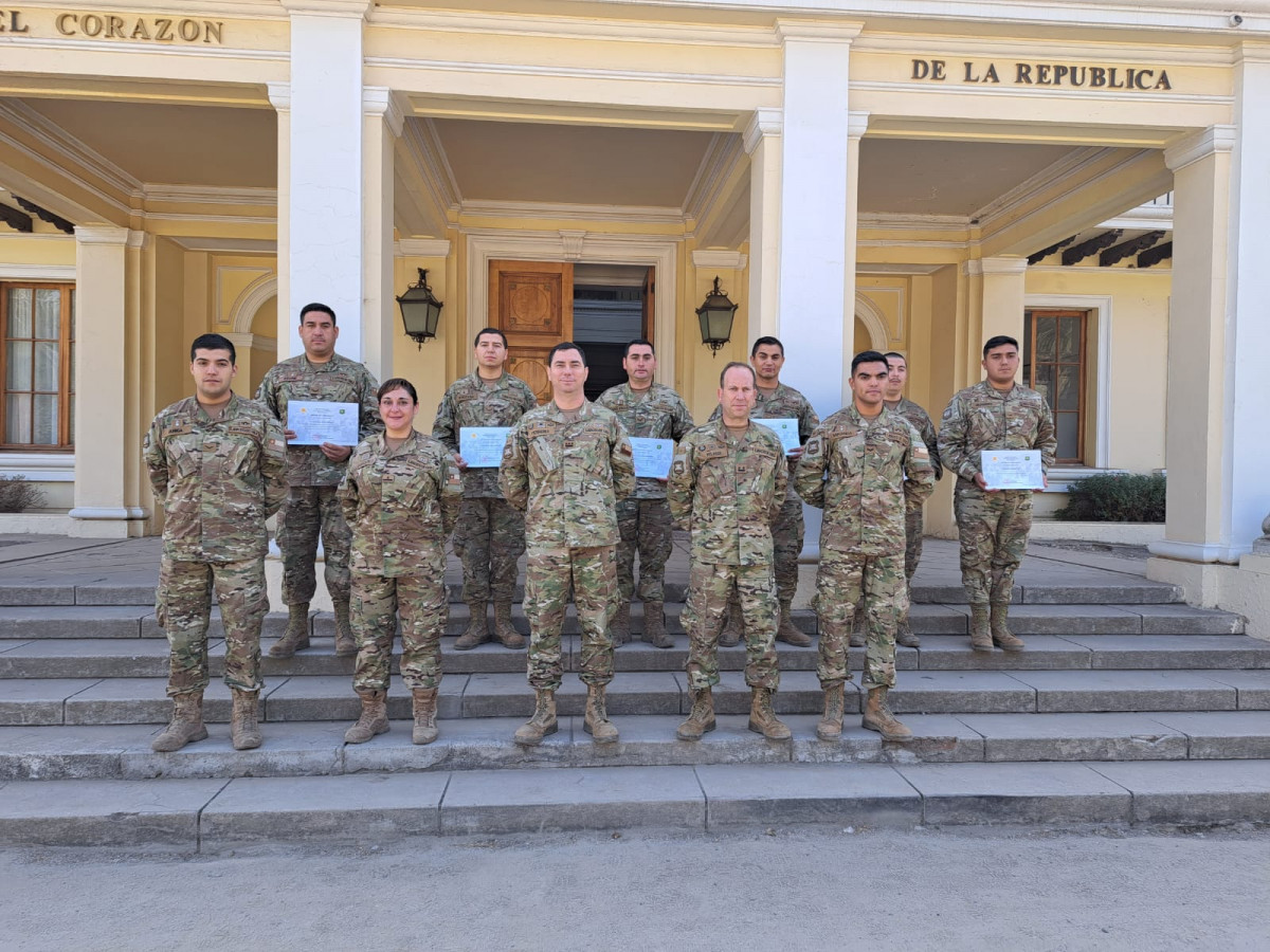 Los mecu00e1nicos de las escuelas de Infanteru00eda Artilleru00eda e Ingenieros recibieron diplomas tras finalizar el curso de mantenimiento de camionetas Nissan NP300 Navara Foto Eju00e9rcito de Chile