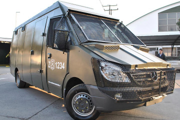 Furgón acorazado de transporte de personal Mercedes Benz New Sprinter Foto Bertonati