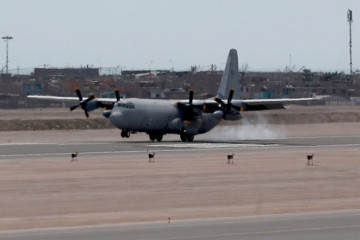 L 100 20 FAP Aterrizando2daPistaAterrizajeAeropuertoJorgeChavez abr2023 FAP cropped