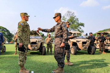 Ministro de Defensa de El Salvador entregó 15 vehículos todoterreno Polaris
